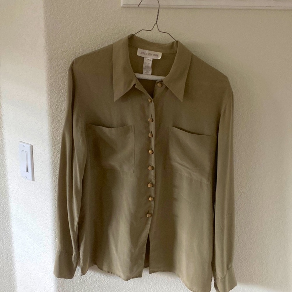Jones New York. Classy 100%silk blouse. Beautiful covered buttons. Size medium